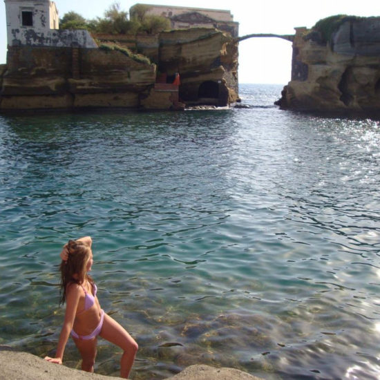 Bellissima ragazza fa il bagno a Napoli