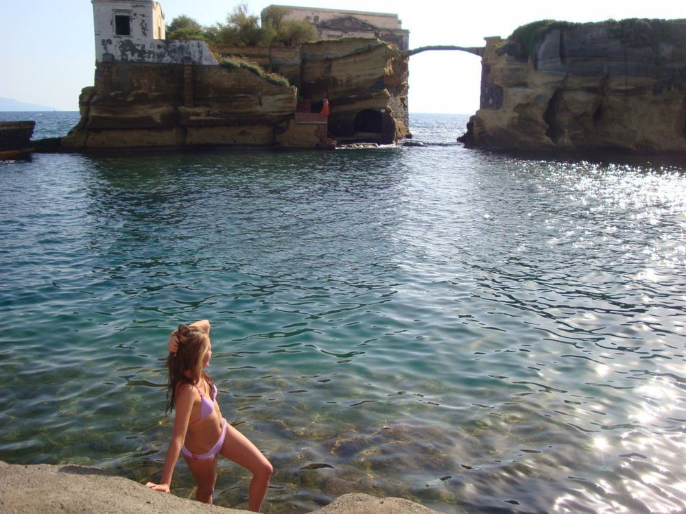 Bellissima ragazza fa il bagno a Napoli