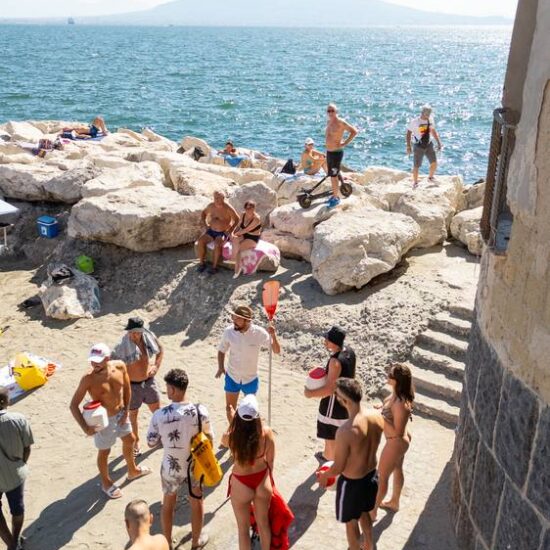 guide explaining how to go kayaking in Posillipo