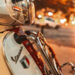 vespa-scooter riflette il tramonto ad Amalfi