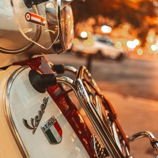 vespa-scooter riflette il tramonto ad Amalfi