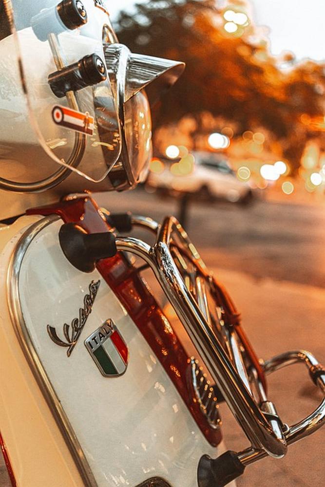 vespa-scooter riflette il tramonto ad Amalfi