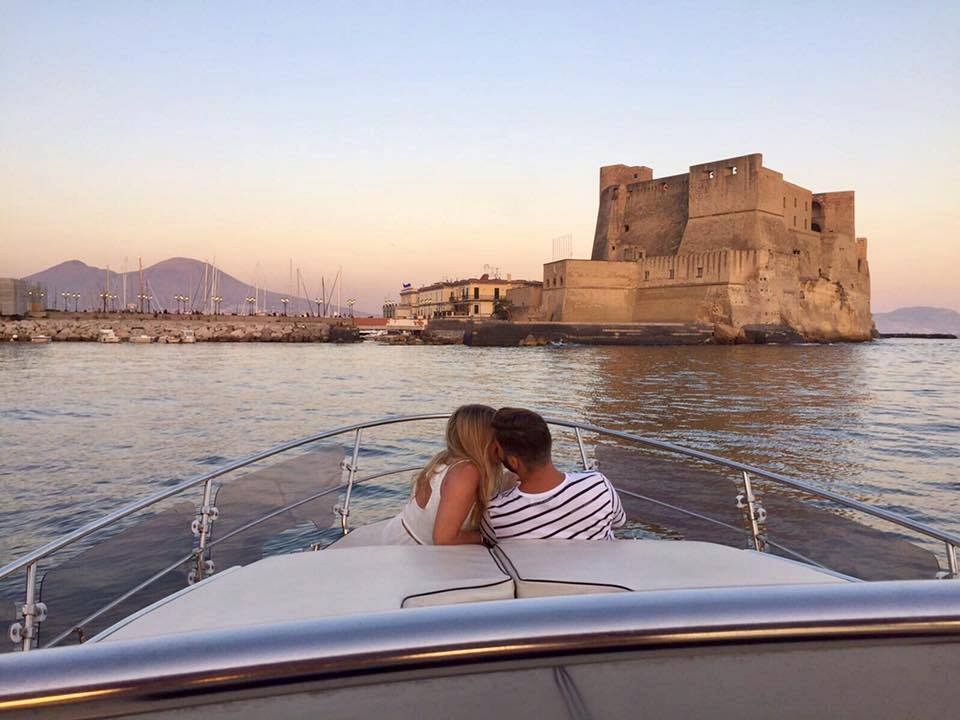 Coppia in barca di fronte Castel dell'Ovo, Napoli