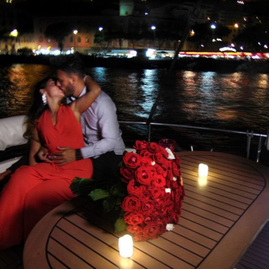 Coppia che si bacia in barca di fronte Mergellina, Napoli