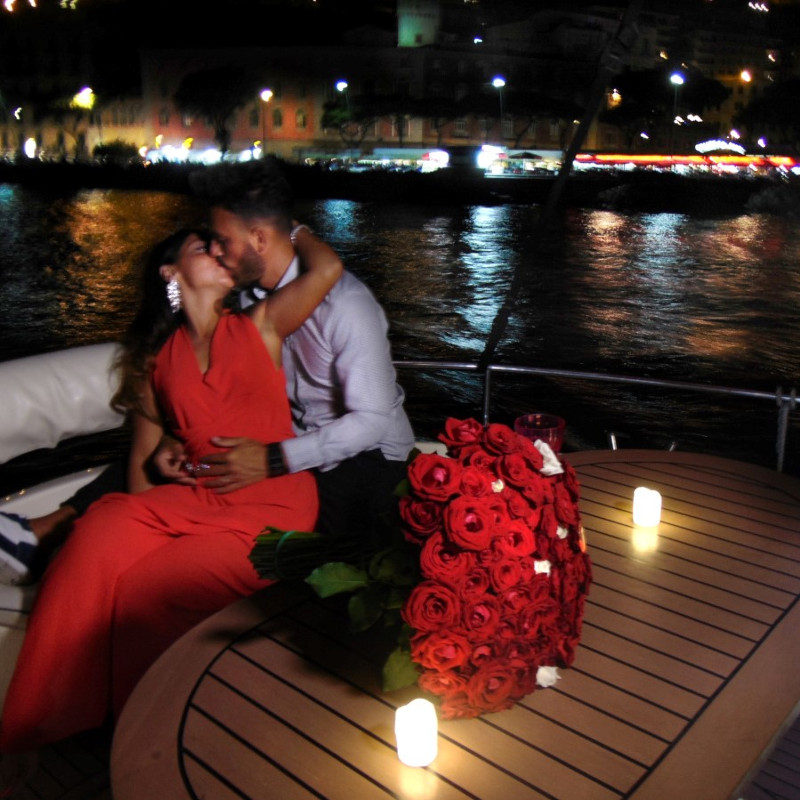 Coppia che si bacia in barca di fronte Mergellina, Napoli