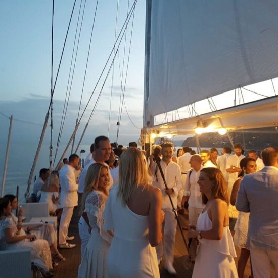 Persone festeggiano in yacht nel Golfo di Napoli