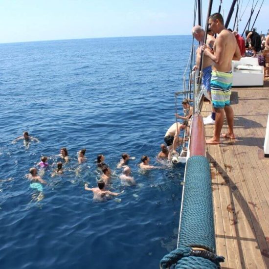 Gente fa il bagno durante una festa in barca nel Golfo di Napoli