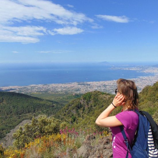 Ragazza si gira indietro per ammirare il panorama dal Vesuvio
