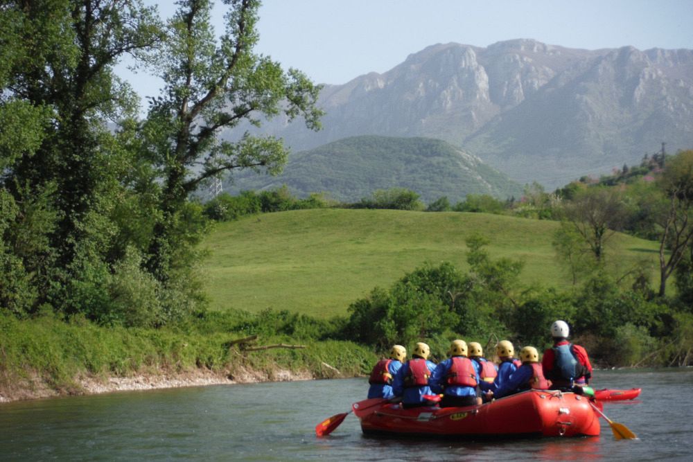 Gruppo di escursionisti scende il fiume in rafting