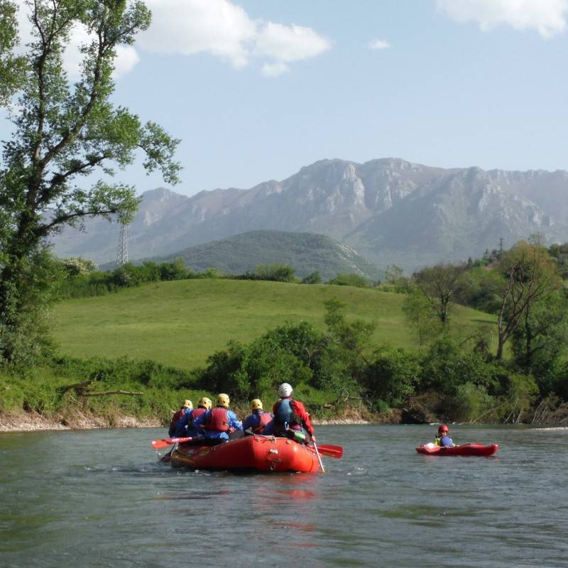 Gruppo di escursionisti scende il fiume in rafting