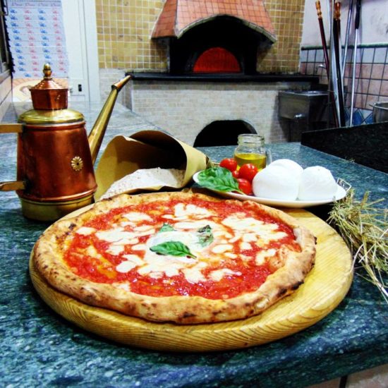 Pizza Napoletana, la margherita appena sfornata