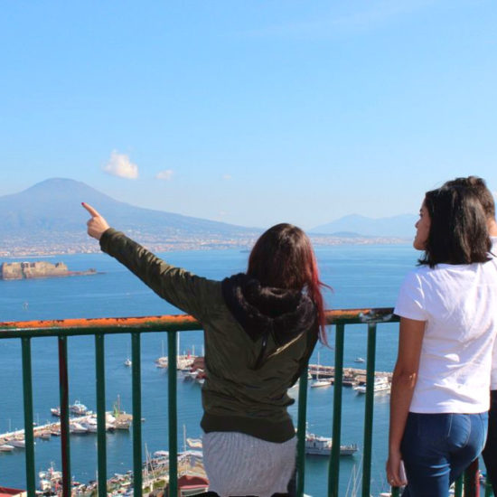 Guida turistica spiega Napoli a turisti americani