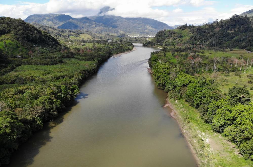 il rio delle amazzoni visto dall'alto che divide la foresta