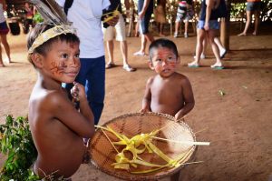 bambini indigeni dell'amazzonia
