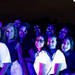 ragazze con pittura facciale fluo nel parco nazionale delvesuvio