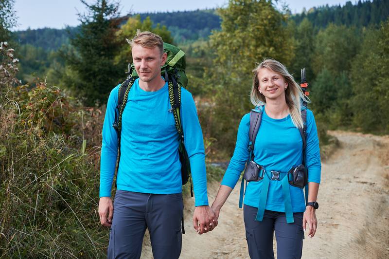Coppia di escursionisti con abbigliamento tecnico da montagna