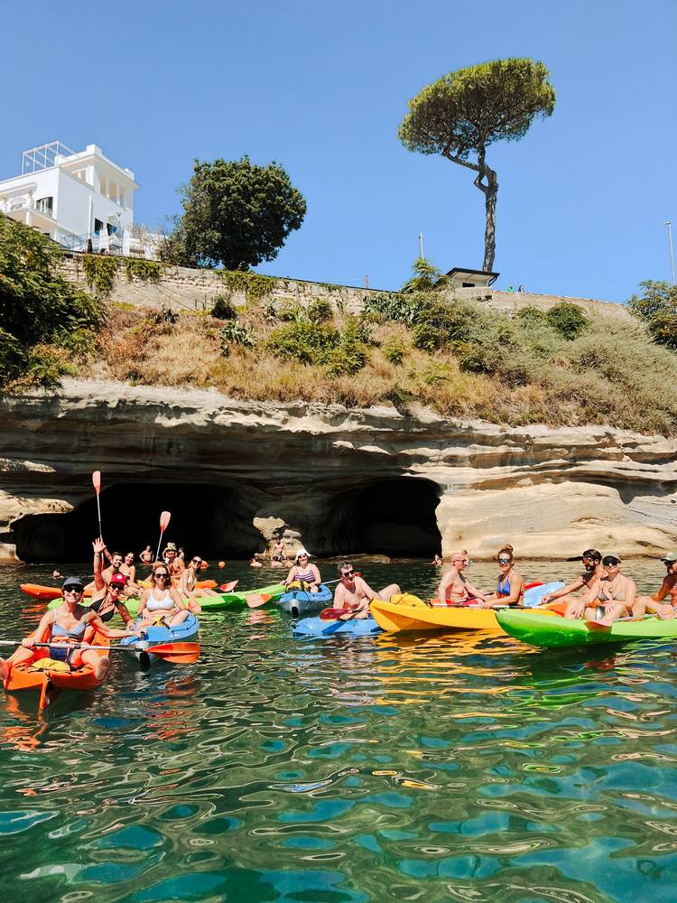 Escursione in kayak a Posillipo vicina alle rocce