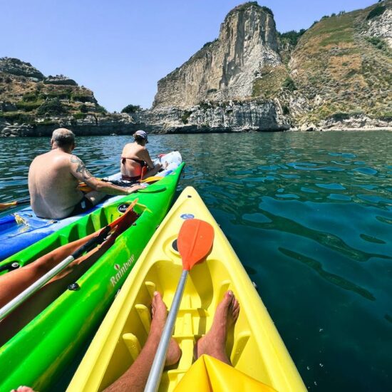sosta in kayak nelle acque smerarlo di Baia Trentaremi a Posillipo