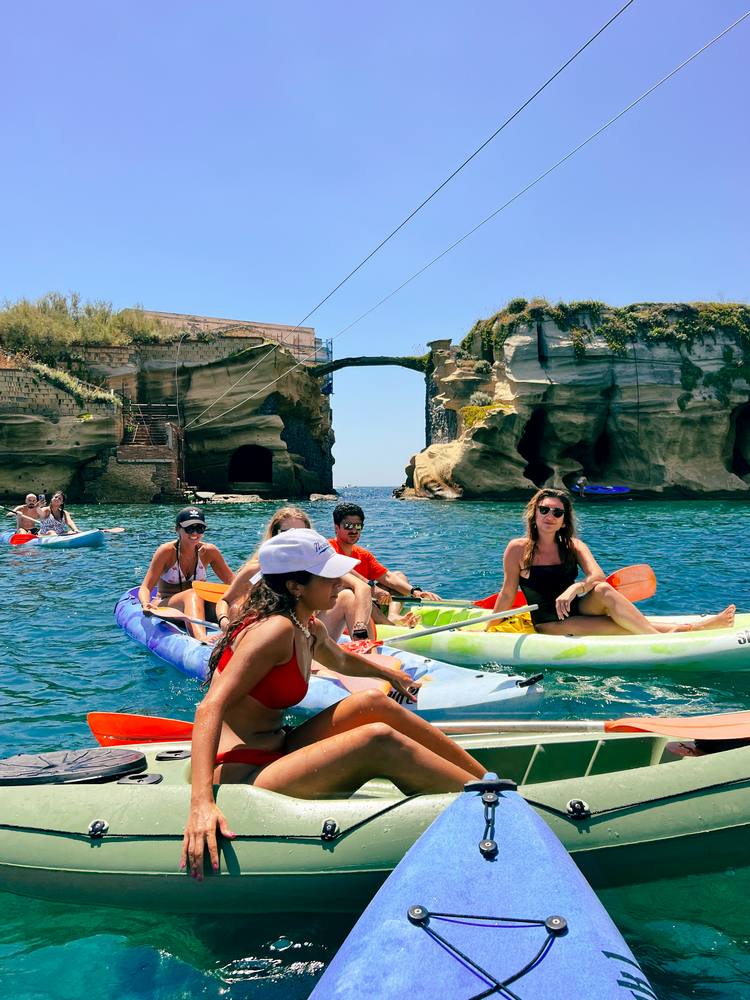 Bagno in kayak nelle acque trasparenti di Posillipo