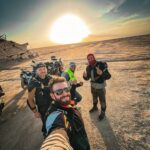 4 ragazzi con le moto che si fanno un selfie nel deserto di ONG JAMAL in Tunisia