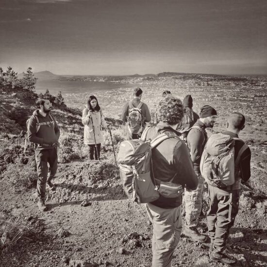 gruppo di tre ragazzi che camminano sulla colata lavica del sentiero 9 del parco nazionale del vesuvio