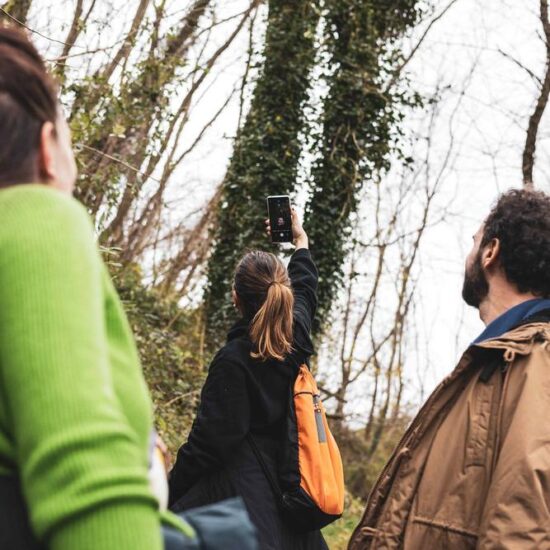 gruppo di tre ragazzi che camminano e si fanno una foto nel parco nazionale del vesuvio