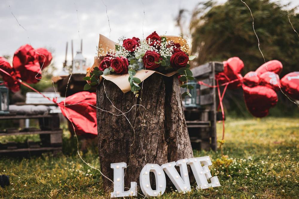 Coppia che vive un'esperienza romantica esclusiva in Campania