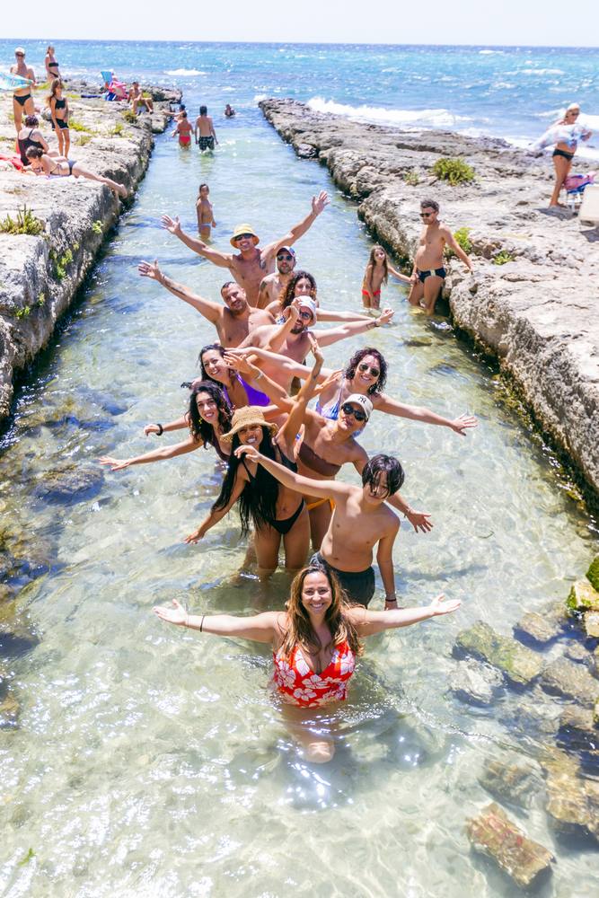 ragazzi in fila per foto nel Canale di Punta Prosciuto