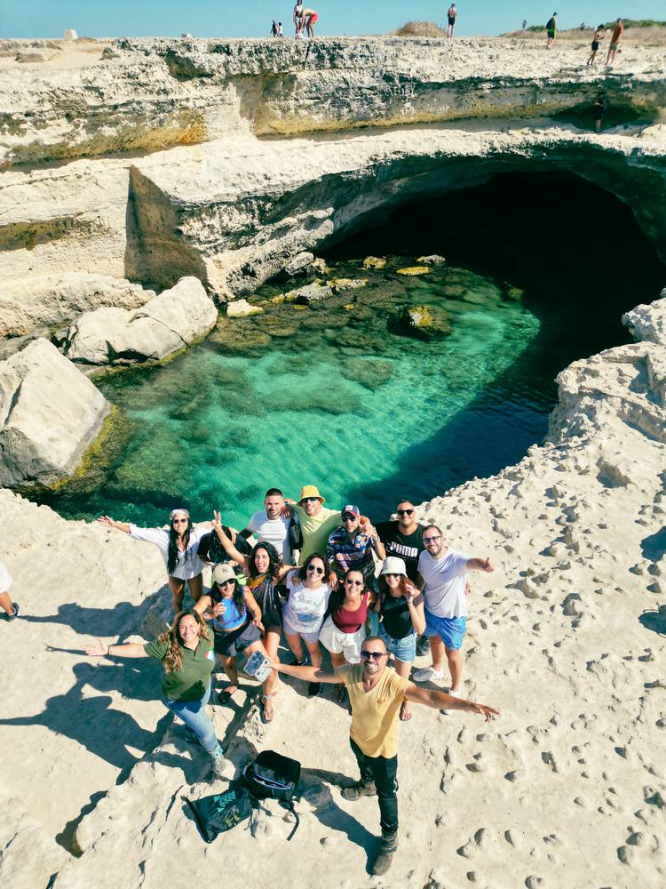 Tuffi e panorama della Grotta della Poesia a Roca Vecchia