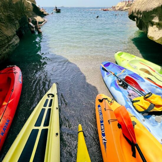 kayak in sosta nelle calette di baia delle rocce verdi a Posillipo