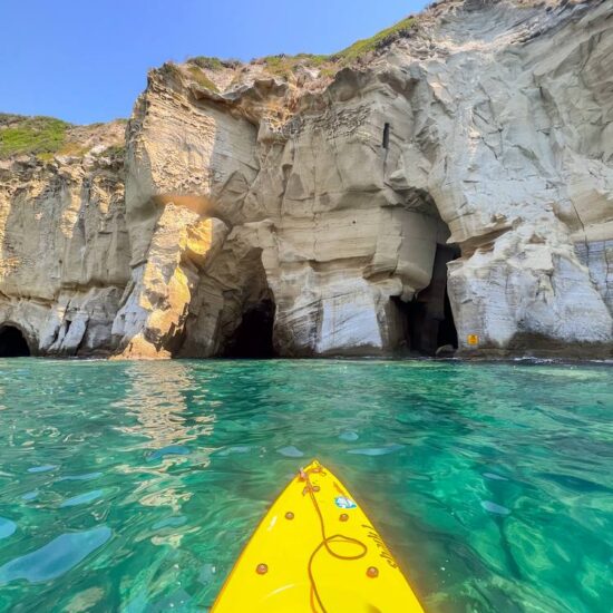 kayak in sosta nelle calette di baia di Baia trentaremi a Posillipo
