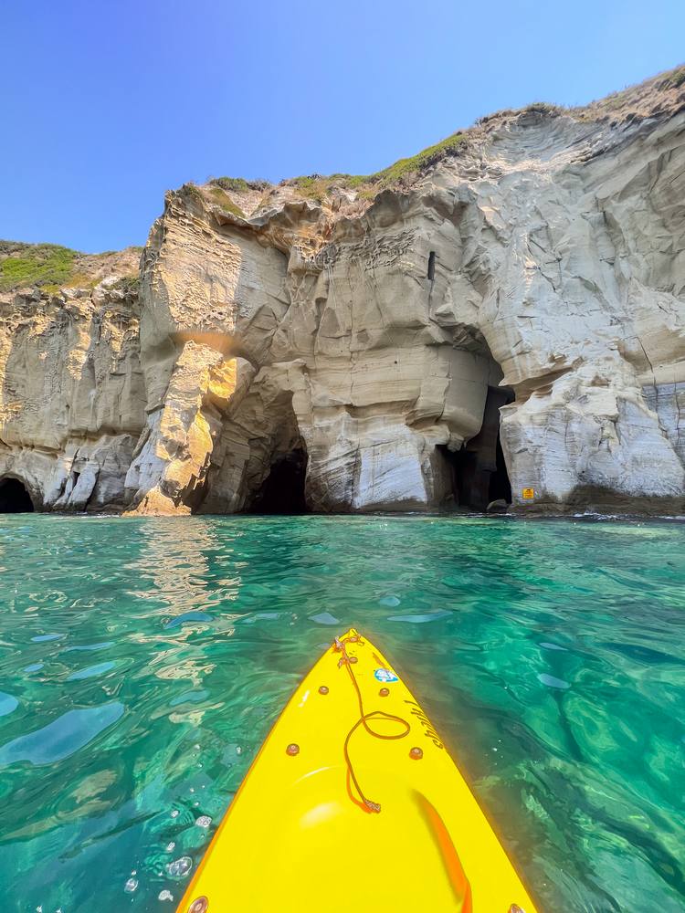 Sosta in mare del gruppo in kayak