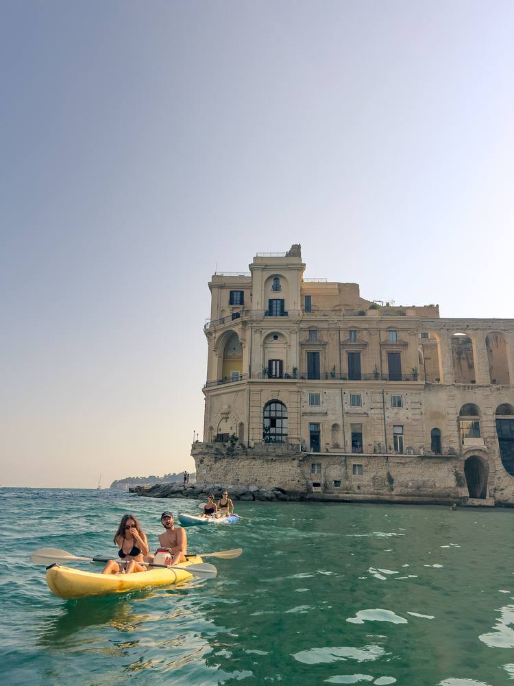 Pagaiare tra le calette di Posillipo al tramonto