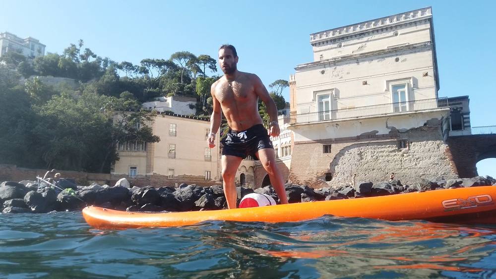 Gruppo in kayak al tramonto lungo le ville di Posillipo