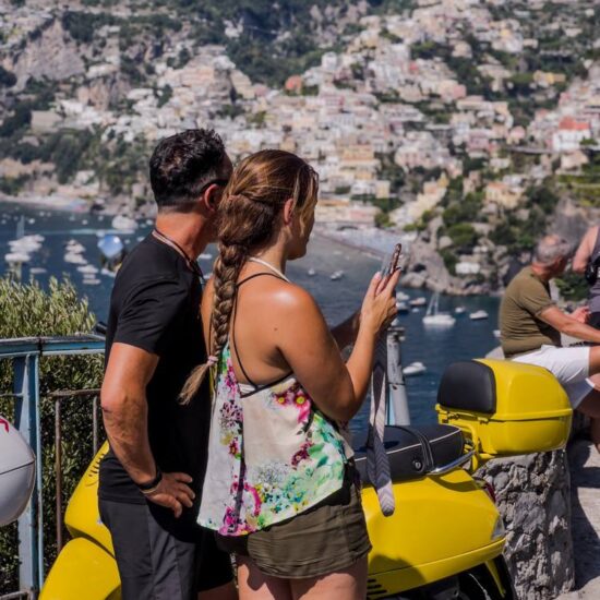 pausa fotografica con la vespa di fronte Positano