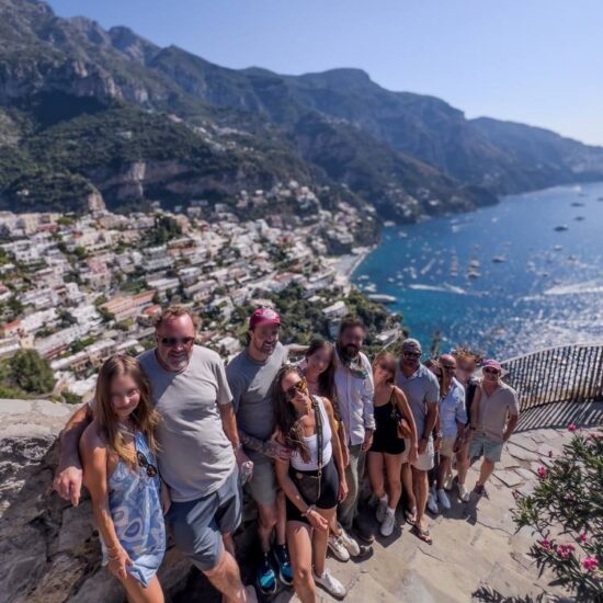 sosta fotografica dopo il tour in vespa di fronte Positano